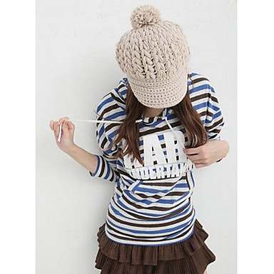 Вязанная шапка с козырьком