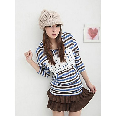 Вязанная шапка с козырьком