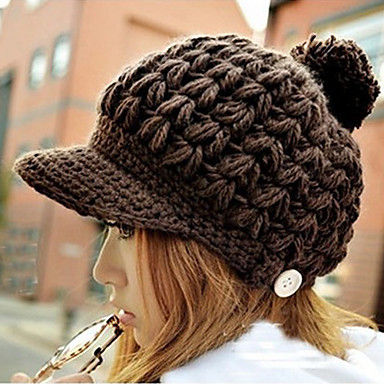Вязанная шапка с козырьком