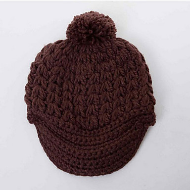 Вязанная шапка с козырьком